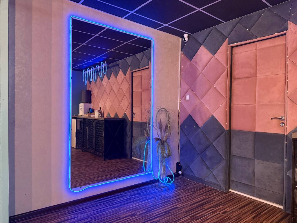 Лофт с зеркалом и зоной ожидания перед игрой